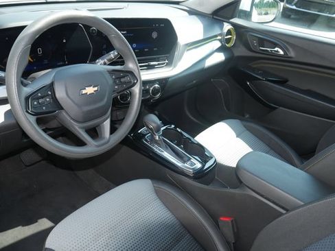 Used 2025 Chevrolet Trax LT FWD image 12
