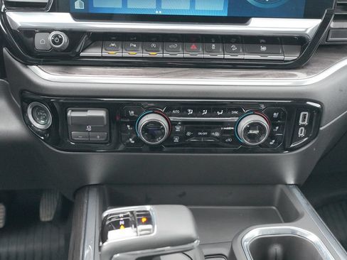 Used 2025 Chevrolet Silverado 1500 LTZ AWD/4WD image 33