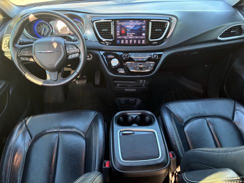 Used 2020 Chrysler Pacifica Touring-L Plus image 2