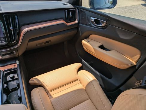 Certified 2024 Volvo XC60 B5 Ultimate w/ Protection Package Premier AWD/4WD image 17