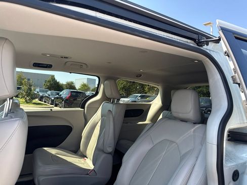 Used 2018 Chrysler Pacifica Touring-L FWD image 14