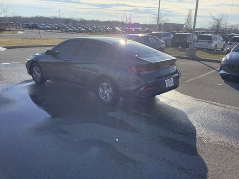 Certified 2025 Hyundai Elantra SE w/ Cargo Package image 3