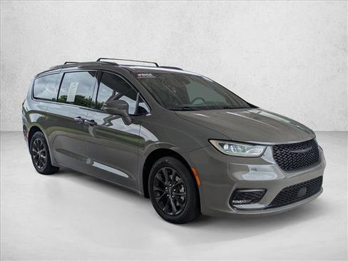 Used 2021 Chrysler Pacifica Touring-L w/ S Appearance Package FWD image 3