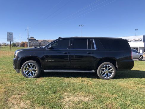 Used 2019 GMC Yukon XL SLT image 3