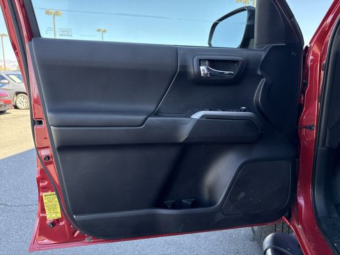 Used 2016 Toyota Tacoma TRD Sport image 11