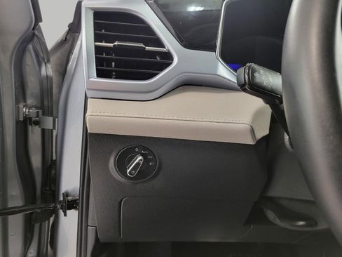 Used 2025 Volkswagen Taos SE AWD/4WD image 11