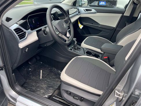 New 2025 Volkswagen Taos SE image 3
