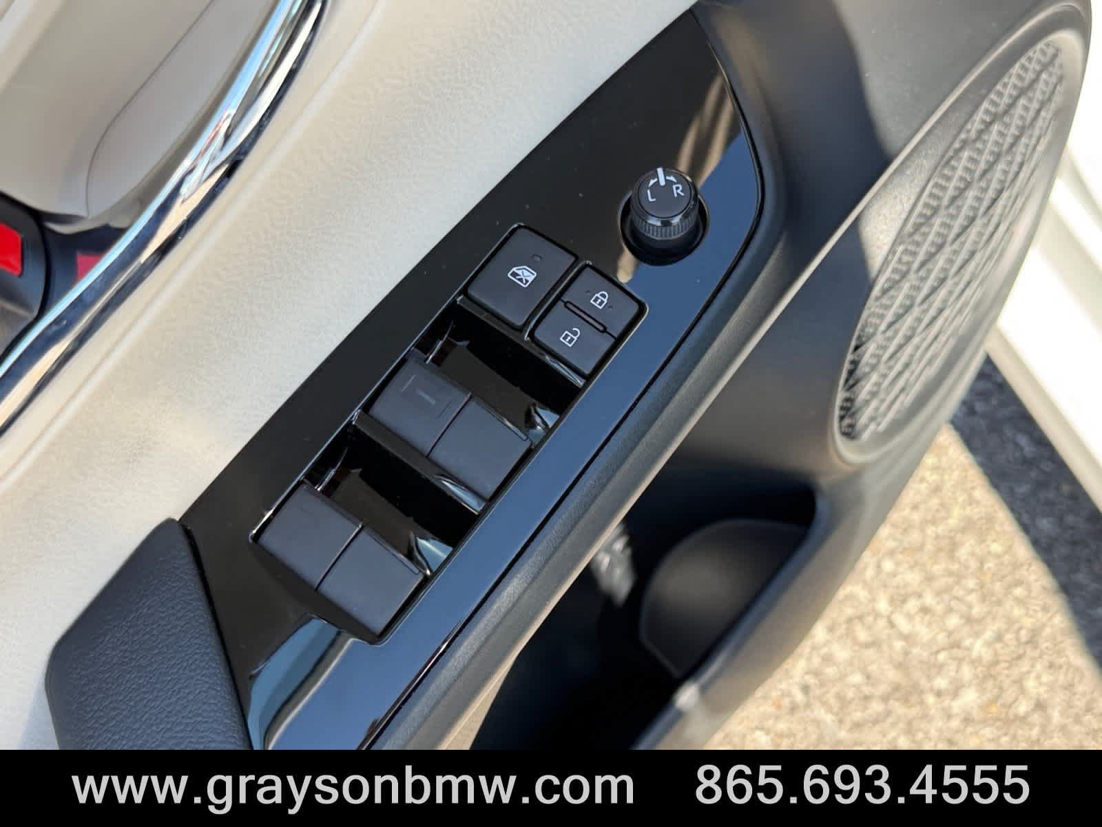 Used 2022 Toyota Prius Limited w/ Premium Convenience Package FWD image 16