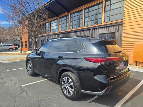 Used 2021 Toyota Highlander XLE image 3