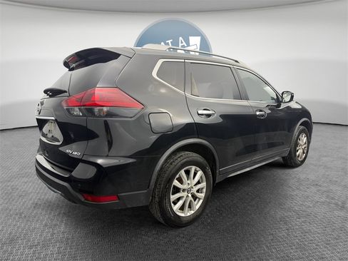 Used 2020 Nissan Rogue SV image 3