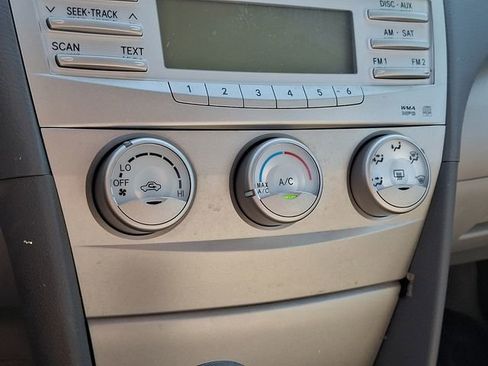 Used 2011 Toyota Camry LE FWD image 16