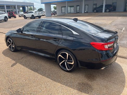 Used 2018 Honda Accord Sport image 2