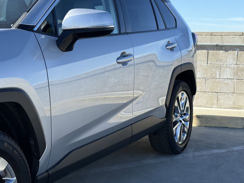 Used 2020 Toyota RAV4 XLE Premium image 8