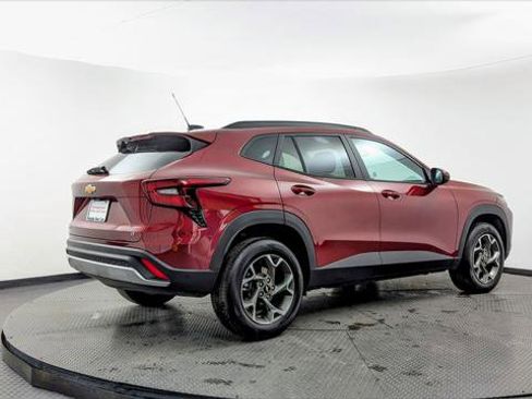 Used 2025 Chevrolet Trax LT w/ LT Convenience Package image 7