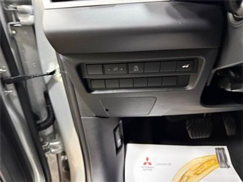 New 2025 Mitsubishi Outlander SE image 28