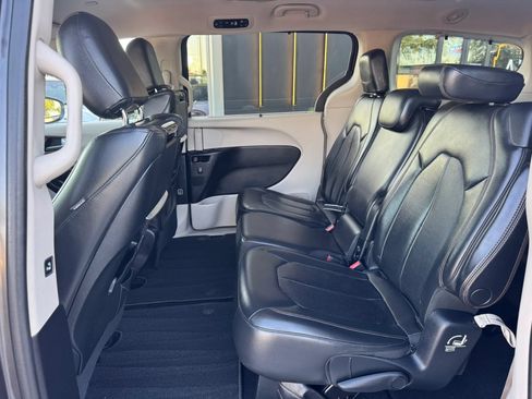 Used 2017 Chrysler Pacifica Touring-L Plus FWD image 26