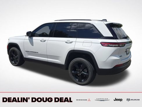 Used 2023 Jeep Grand Cherokee Altitude AWD/4WD image 4