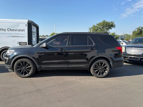 Used 2018 Ford Explorer XLT w/ Equipment Group 202A FWD image 3