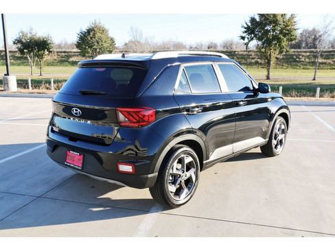 Certified 2025 Hyundai Venue SEL image 9