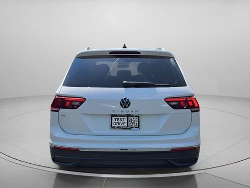 Used 2023 Volkswagen Tiguan SE w/ Panoramic Sunroof Package FWD image 4