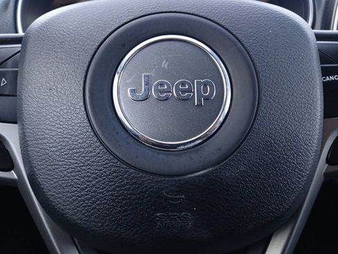 Used 2019 Jeep Cherokee Latitude Plus w/ Comfort/Convenience Group AWD/4WD image 5