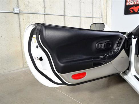 Used 2004 Chevrolet Corvette Coupe w/ Preferred Equipment Group image 9