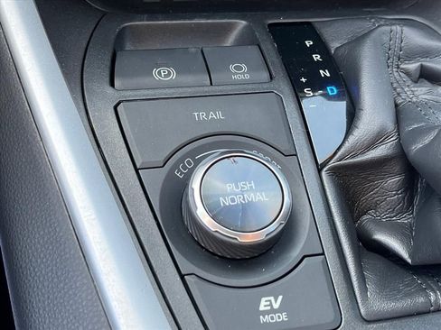 Used 2019 Toyota RAV4 XSE w/ XSE Weather Package AWD/4WD image 18