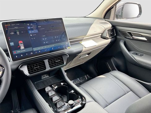 New 2025 VinFast VF 8 Eco AWD/4WD image 22