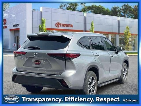 Used 2023 Toyota Highlander XLE AWD/4WD image 6