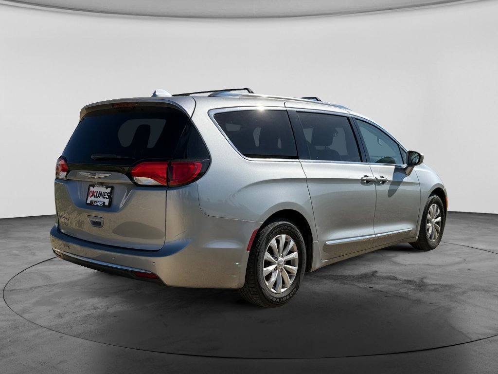 Used 2018 Chrysler Pacifica Touring-L FWD image 8