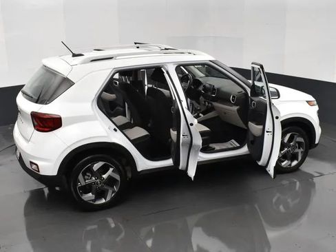 Used 2025 Hyundai Venue SEL image 6