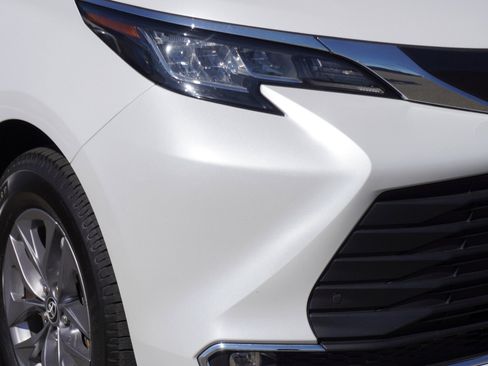 Used 2023 Toyota Sienna XLE image 3