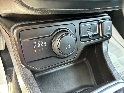 Used 2022 Jeep Renegade Latitude w/ Convenience Group AWD/4WD image 17
