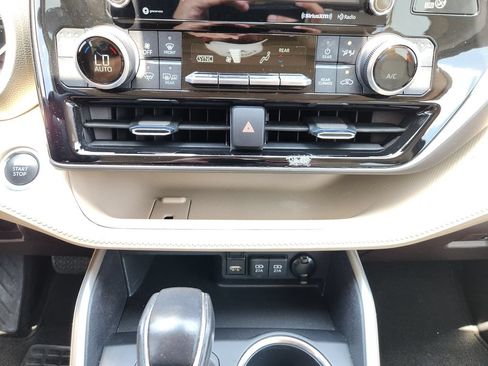 Used 2021 Toyota Highlander XLE FWD image 18