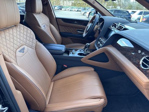 Used 2022 Bentley Bentayga image 2