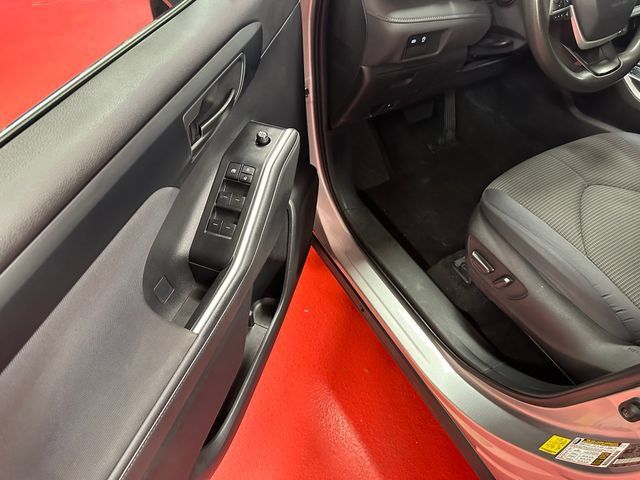 Used 2023 Toyota Highlander L AWD/4WD image 9
