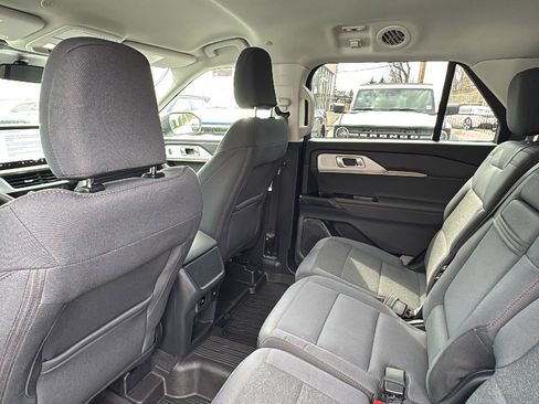 Used 2025 Ford Explorer Active AWD/4WD image 29