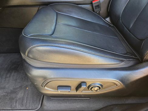 Used 2023 Jeep Grand Cherokee Limited w/ Luxury Tech Group II AWD/4WD image 9