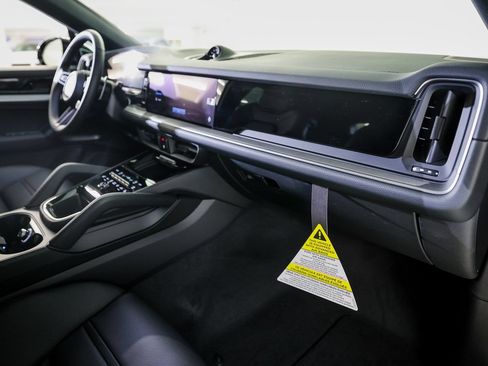 Certified 2026 Porsche Cayenne Coupe AWD/4WD image 28