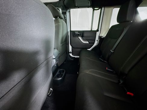 Used 2016 Jeep Wrangler Unlimited Sahara image 22