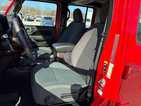 Used 2025 Jeep Gladiator Sport image 3