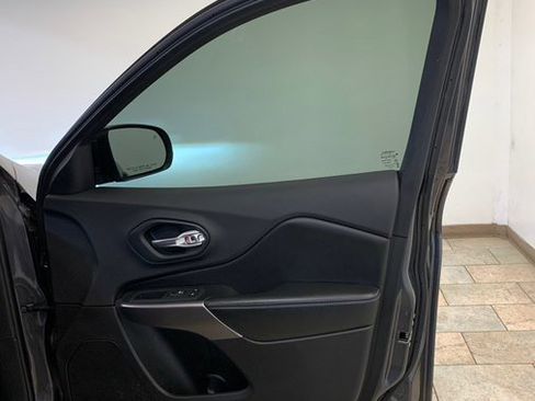 Used 2019 Jeep Cherokee Latitude Plus AWD/4WD image 57