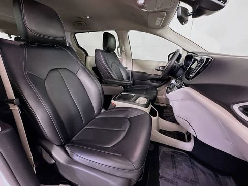Used 2024 Chrysler Pacifica Touring-L image 15