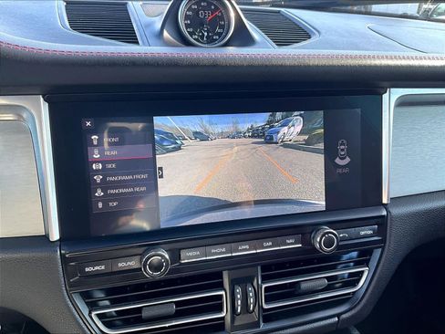 Used 2021 Porsche Macan Turbo image 19