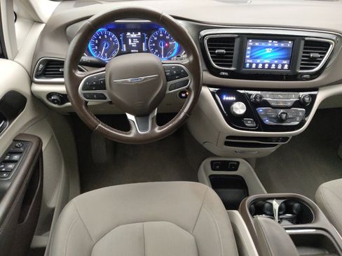 Used 2019 Chrysler Pacifica Touring Plus w/ Tire & Wheel Group FWD image 22