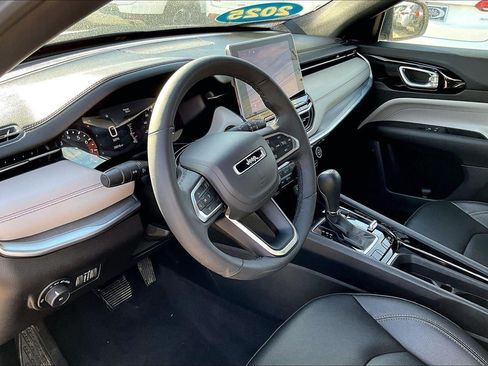 Used 2025 Jeep Compass Limited AWD/4WD image 17