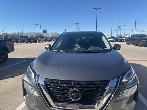 Used 2021 Nissan Rogue SV image 2