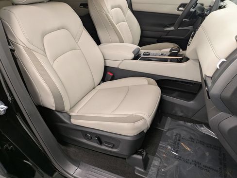 Used 2025 Nissan Pathfinder SL AWD/4WD image 29