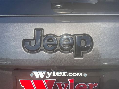 Used 2018 Jeep Grand Cherokee Altitude AWD/4WD image 24