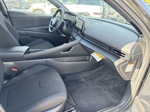 Used 2025 Hyundai Elantra SEL w/ Cargo Package image 9